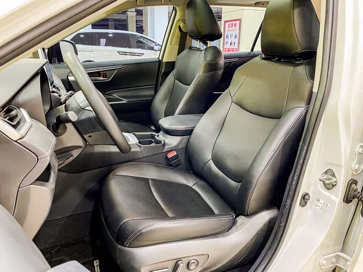 Фото 15 - Toyota RAV4