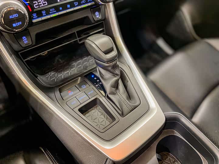 Фото 16 - Toyota RAV4