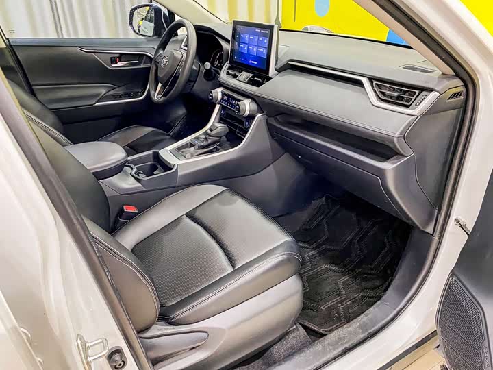 Фото 18 - Toyota RAV4