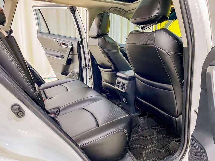 Фото 20 - Toyota RAV4