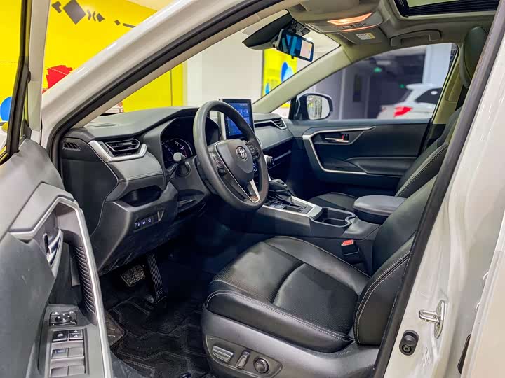 Фото 4 - Toyota RAV4