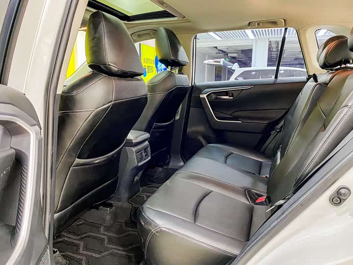 Фото 6 - Toyota RAV4