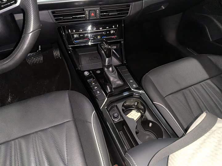 Фото 14 - Volkswagen Passat