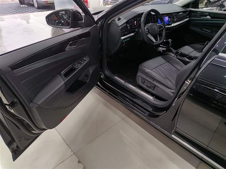 Фото 16 - Volkswagen Passat