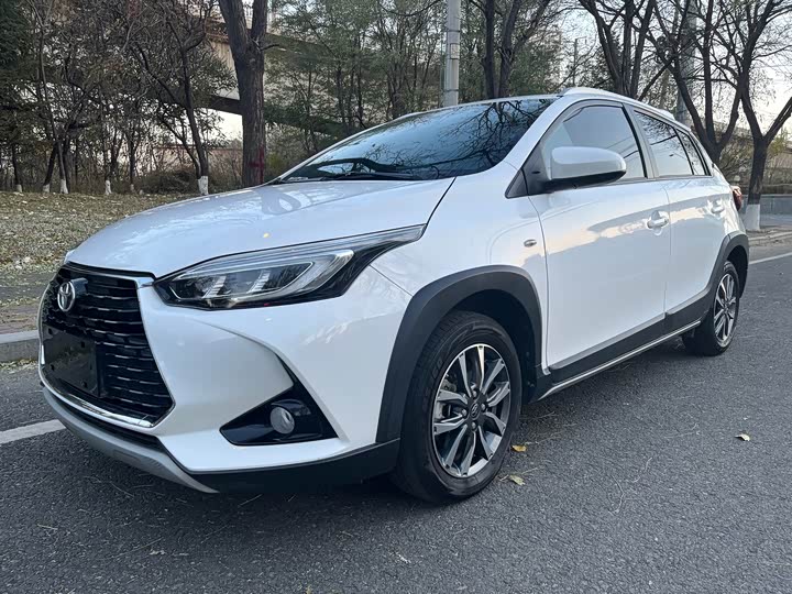 Фото 1 - Toyota Yaris L Hatchback