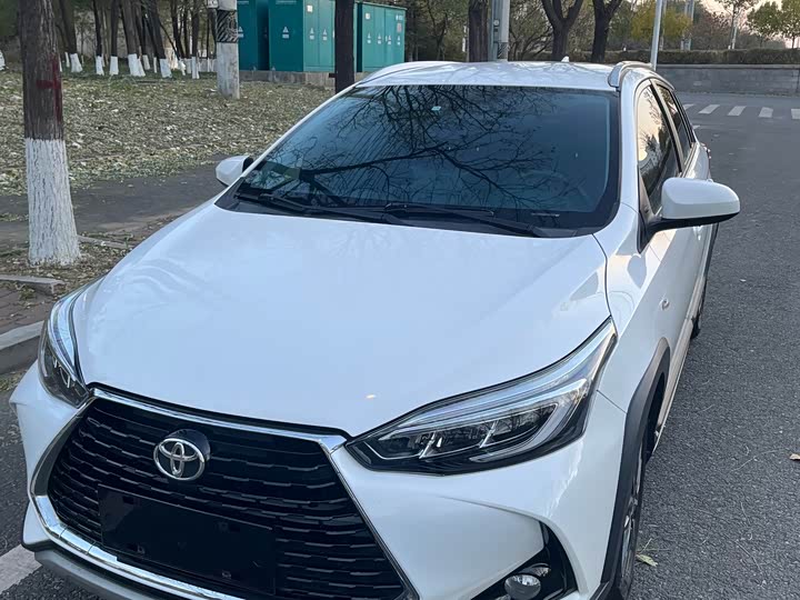 Фото 10 - Toyota Yaris L Hatchback