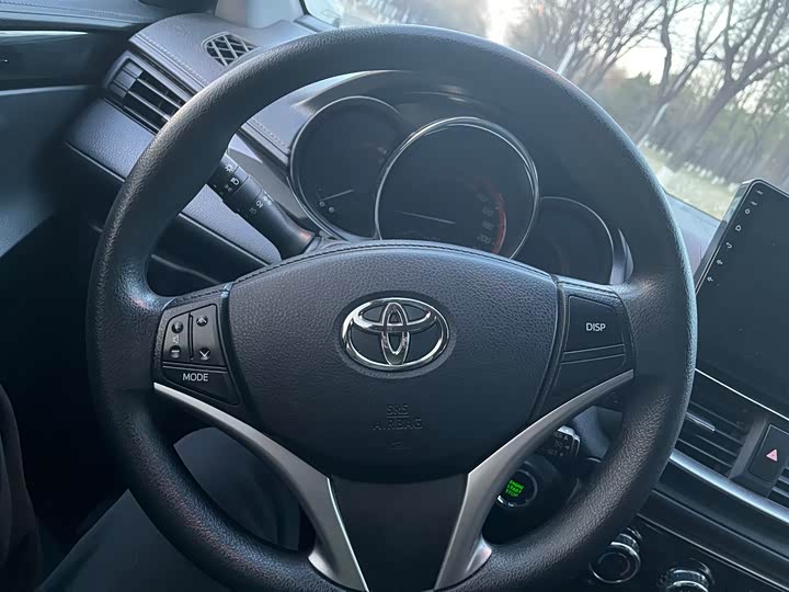 Фото 11 - Toyota Yaris L Hatchback