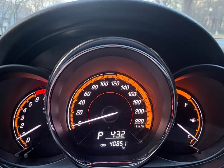 Фото 12 - Toyota Yaris L Hatchback