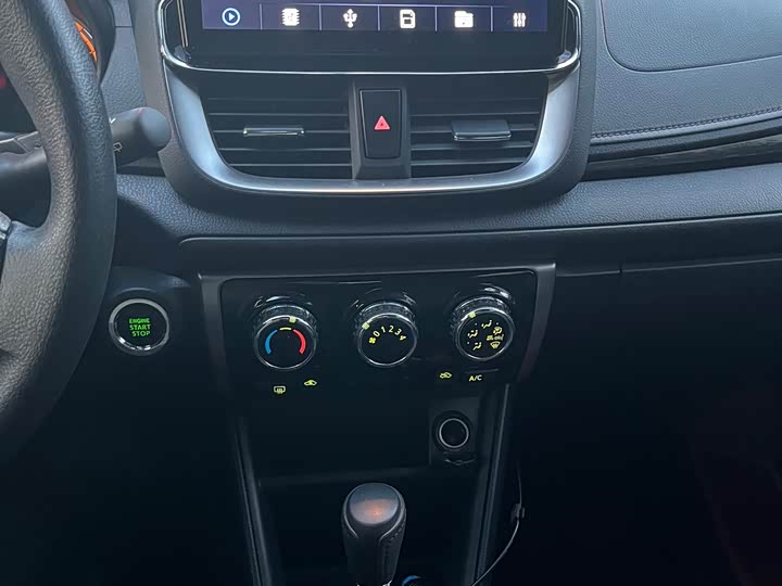 Фото 13 - Toyota Yaris L Hatchback