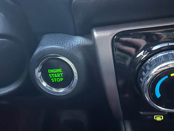 Фото 14 - Toyota Yaris L Hatchback