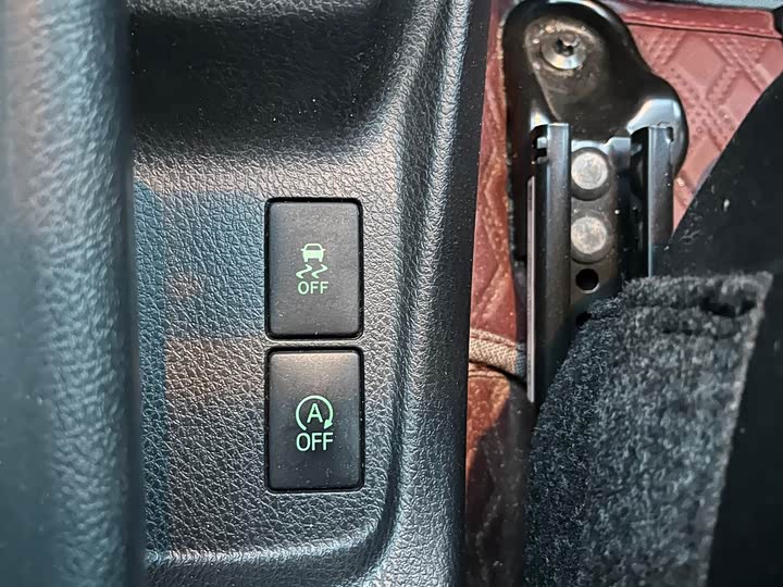 Фото 15 - Toyota Yaris L Hatchback