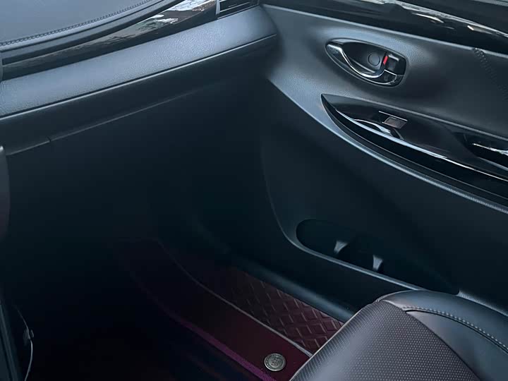 Фото 16 - Toyota Yaris L Hatchback