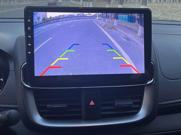 Фото 17 - Toyota Yaris L Hatchback