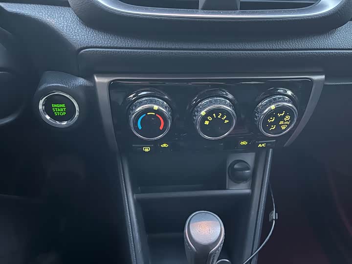 Фото 18 - Toyota Yaris L Hatchback