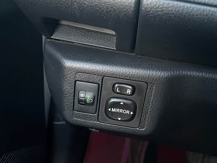 Фото 19 - Toyota Yaris L Hatchback