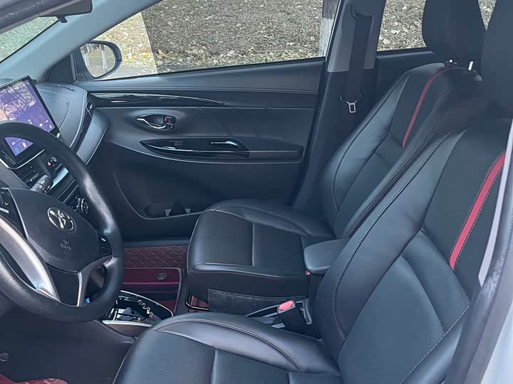 Фото 20 - Toyota Yaris L Hatchback