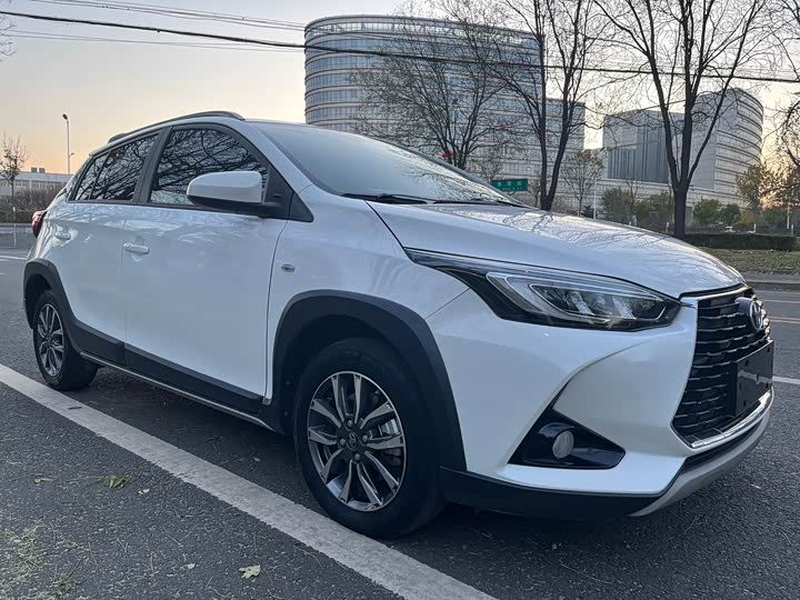 Фото 3 - Toyota Yaris L Hatchback