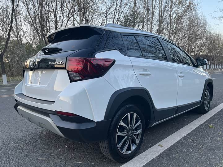 Фото 4 - Toyota Yaris L Hatchback