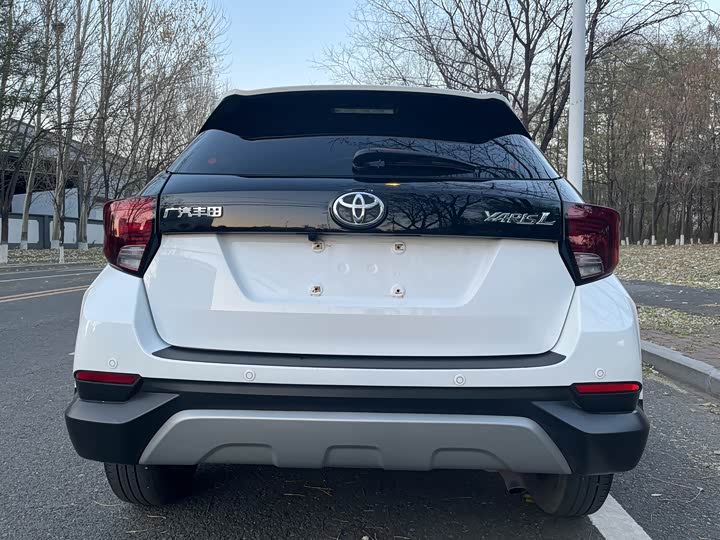 Фото 5 - Toyota Yaris L Hatchback