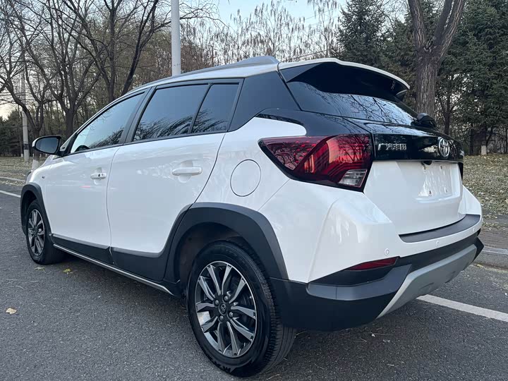 Фото 6 - Toyota Yaris L Hatchback