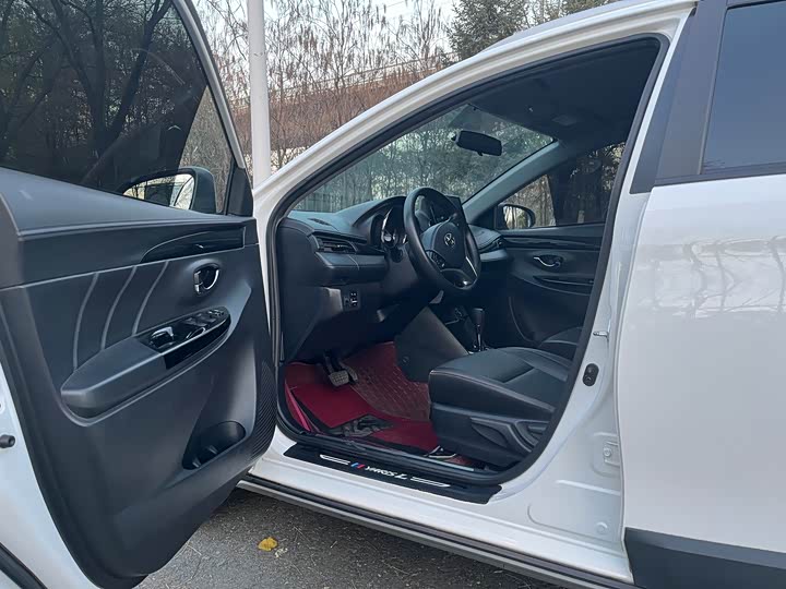 Фото 7 - Toyota Yaris L Hatchback