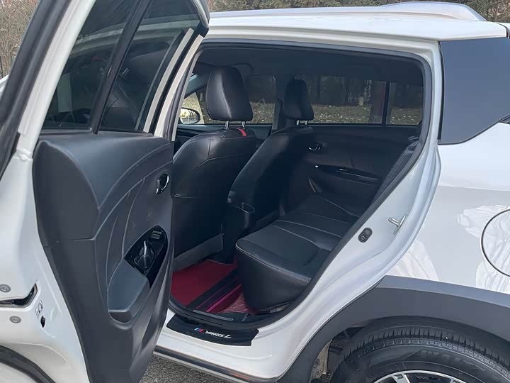 Фото 8 - Toyota Yaris L Hatchback