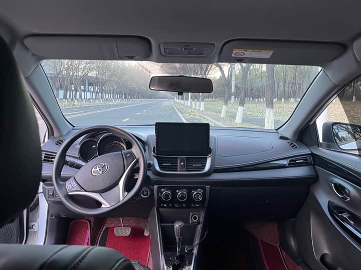 Фото 9 - Toyota Yaris L Hatchback