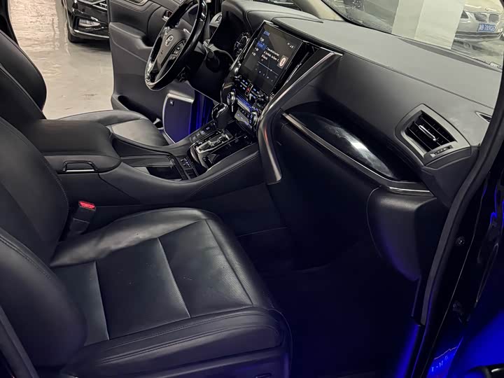 Фото 27 - Toyota Vellfire