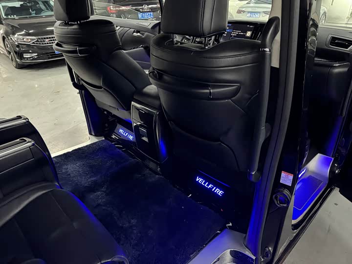 Фото 28 - Toyota Vellfire