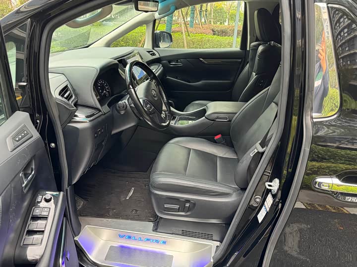 Фото 8 - Toyota Vellfire