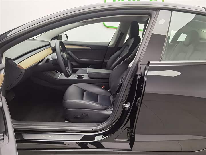 Фото 10 - Tesla Model 3