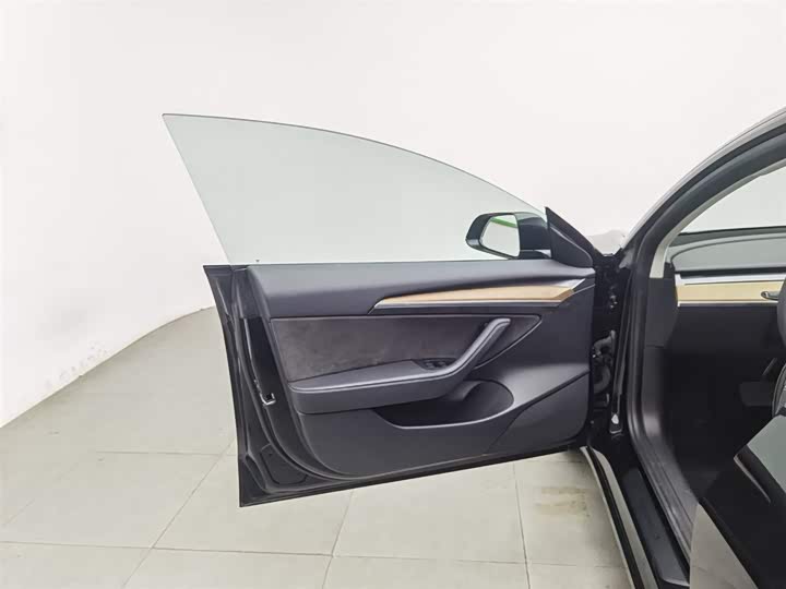 Фото 8 - Tesla Model 3