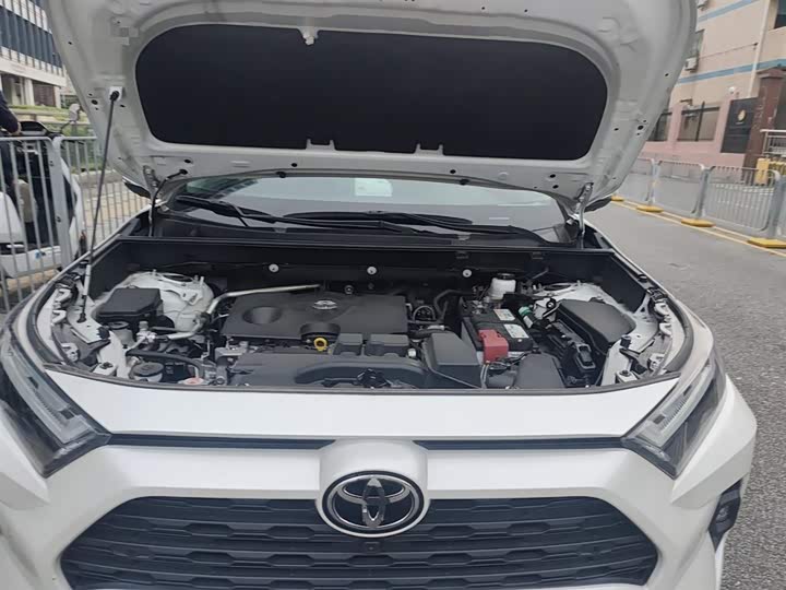 Фото 11 - Toyota RAV4