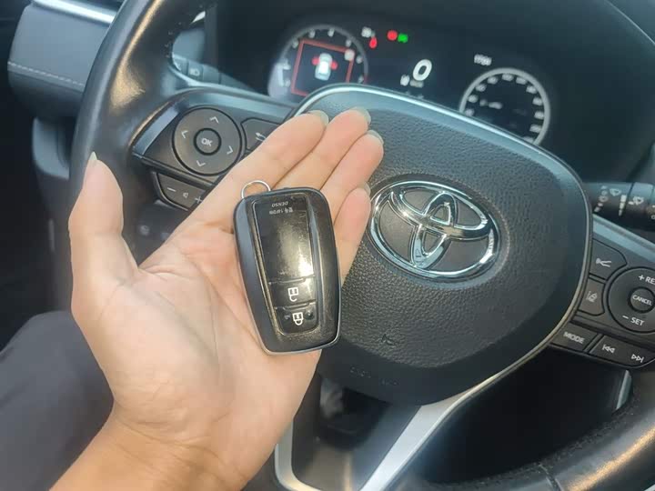 Фото 12 - Toyota RAV4