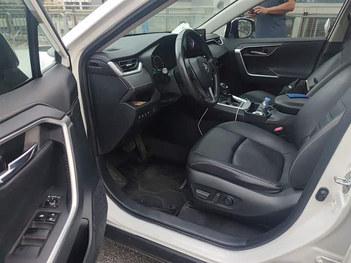 Фото 14 - Toyota RAV4