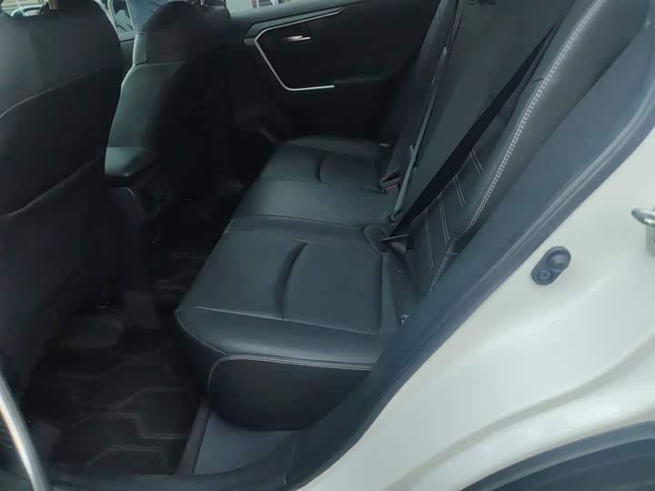 Фото 15 - Toyota RAV4