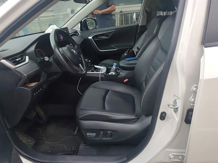 Фото 8 - Toyota RAV4