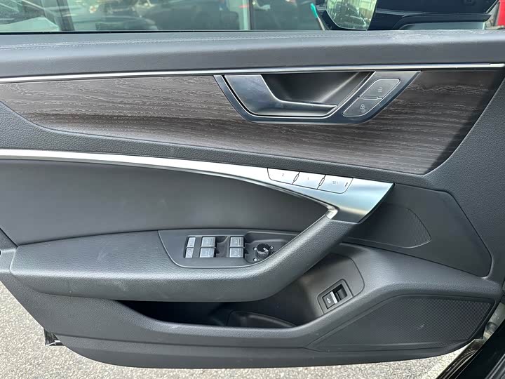 Фото 13 - Audi A6L