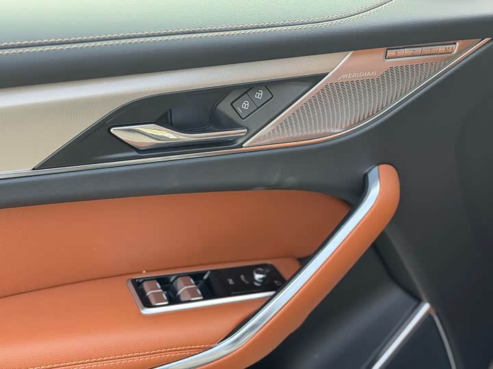 Фото 13 - Jaguar F-Pace