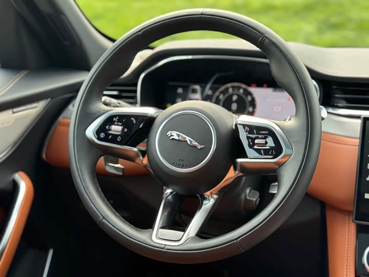 Фото 8 - Jaguar F-Pace