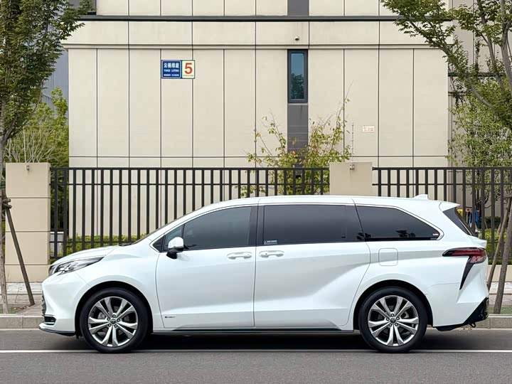 Фото 3 - Toyota Sienna