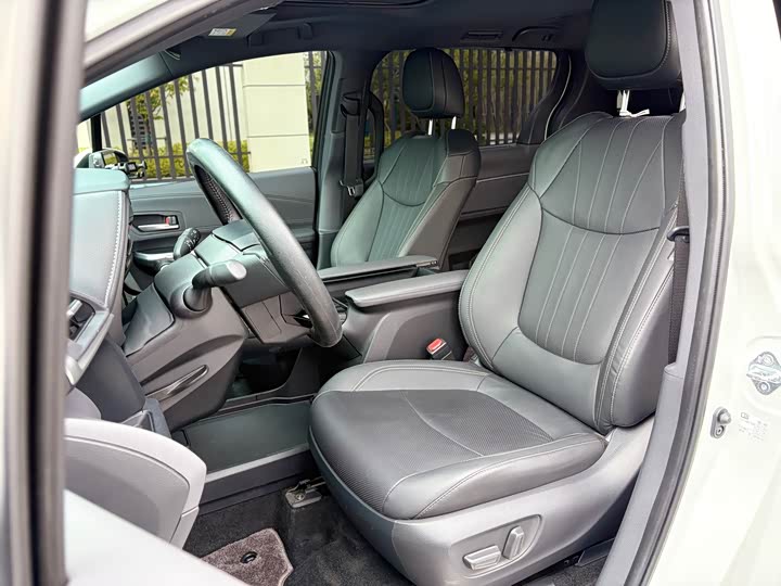 Фото 7 - Toyota Sienna