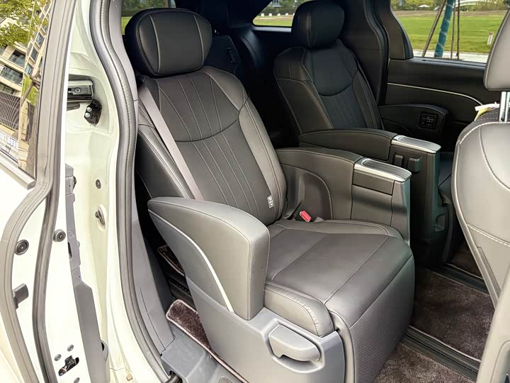 Фото 8 - Toyota Sienna