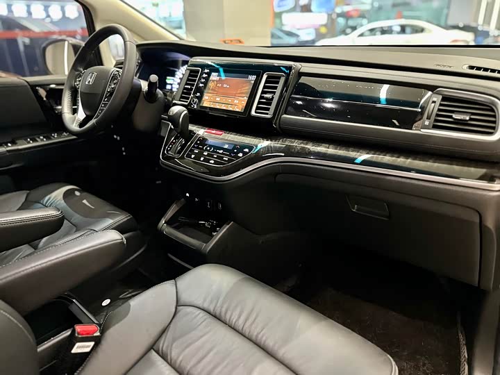 Фото 4 - Honda Elysion