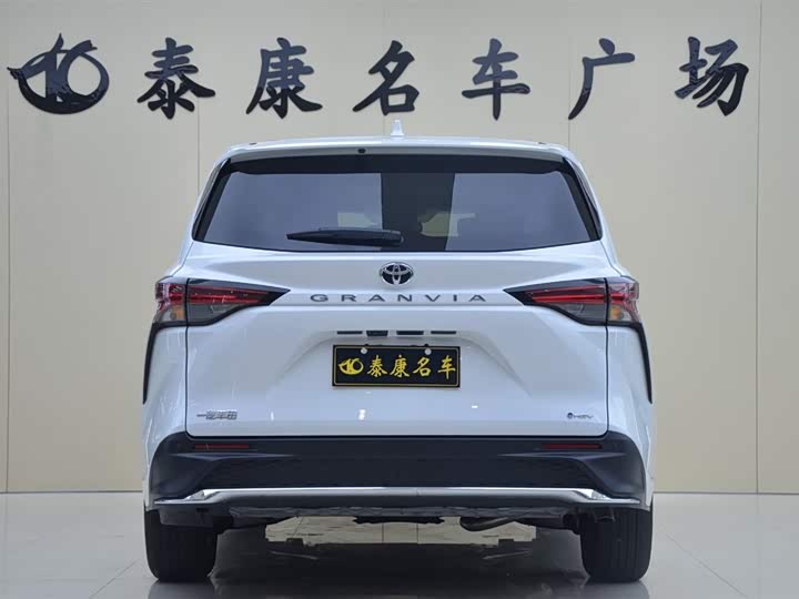 Фото 3 - Toyota Granvia