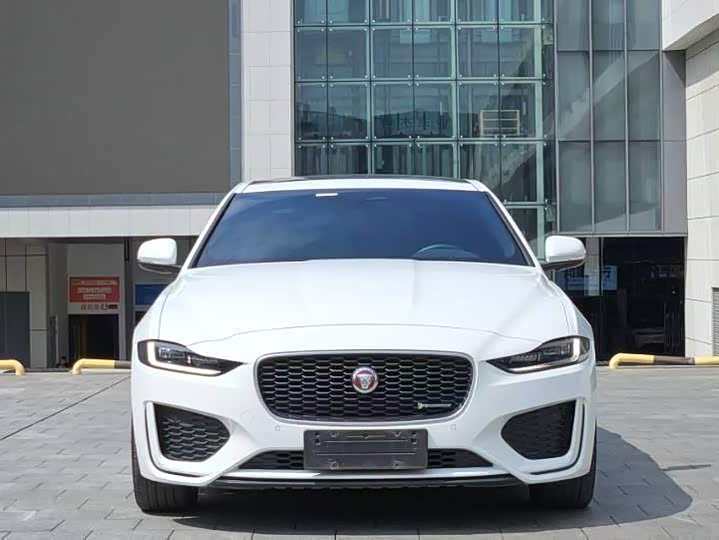 Фото 2 - Jaguar XE L