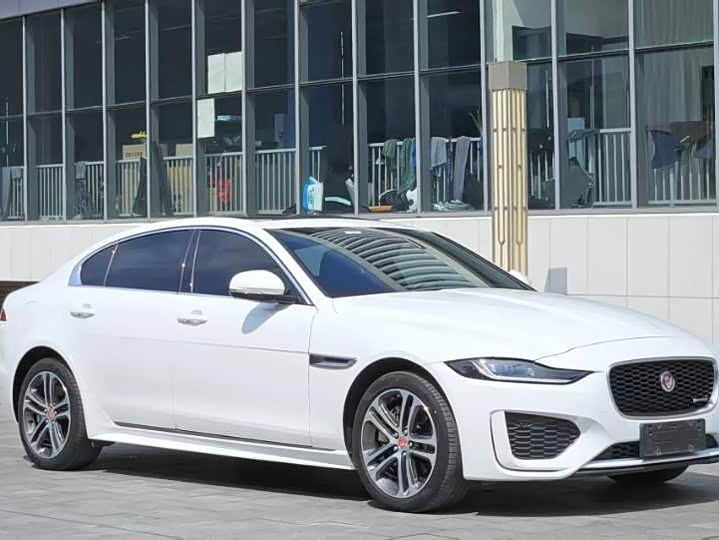 Фото 3 - Jaguar XE L