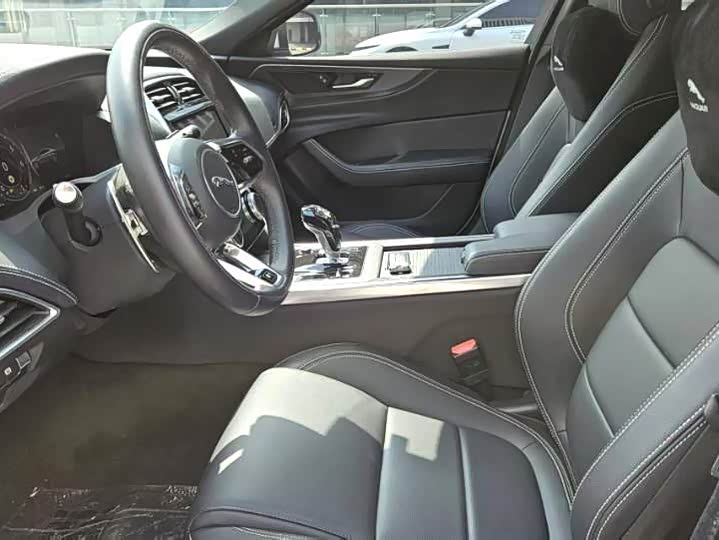 Фото 4 - Jaguar XE L