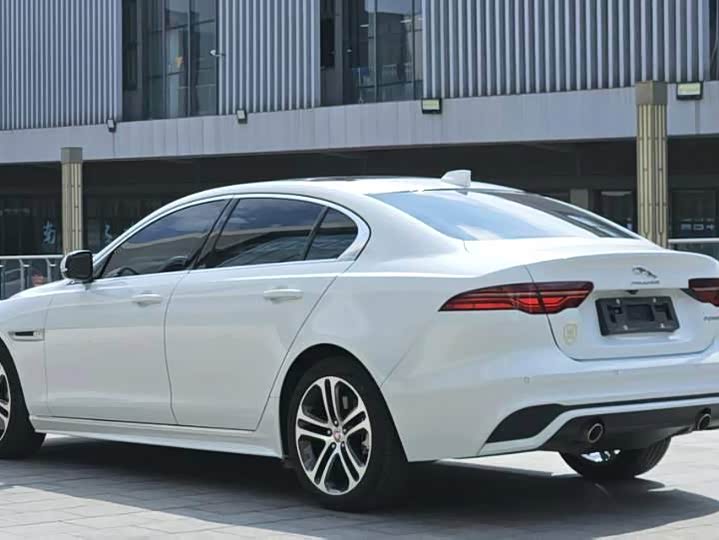 Фото 7 - Jaguar XE L