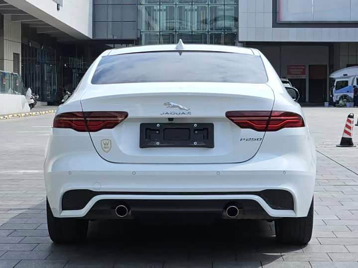 Фото 8 - Jaguar XE L
